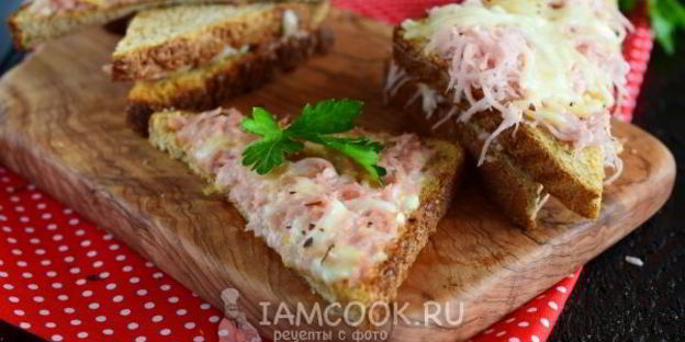 горячие бутерброды с колбасой и сыром в духовке