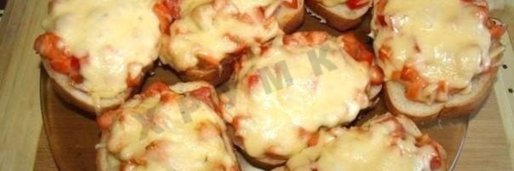 Горячие бутерброды с колбасой, сыром и помидорами в духовке