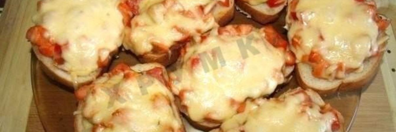 Горячие бутерброды с колбасой, сыром и помидорами в духовке