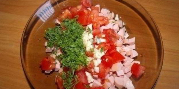 горячие бутерброды с колбасой, сыром и помидорами в духовке