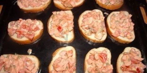 горячие бутерброды с колбасой, сыром и помидорами в духовке