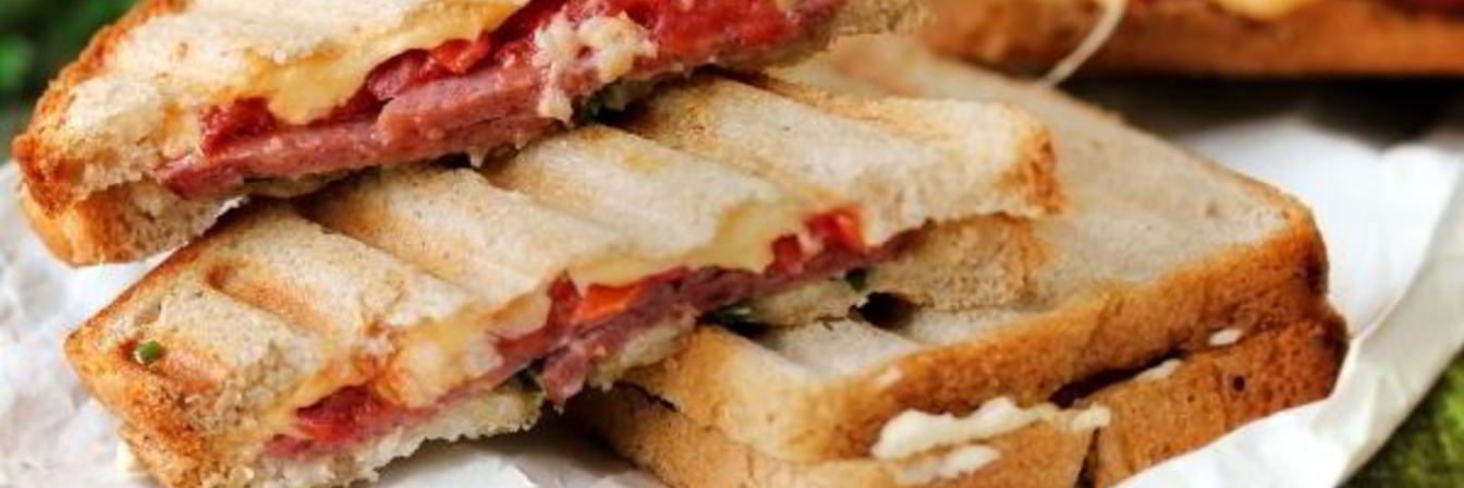 Горячие бутерброды с колбасой, сыром и помидорами