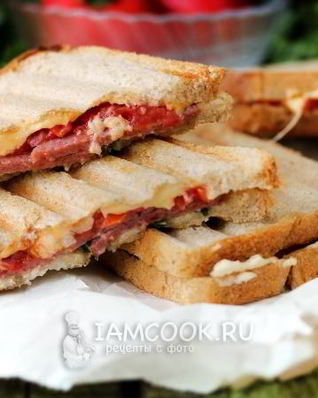 Горячие бутерброды с колбасой, сыром и помидорами