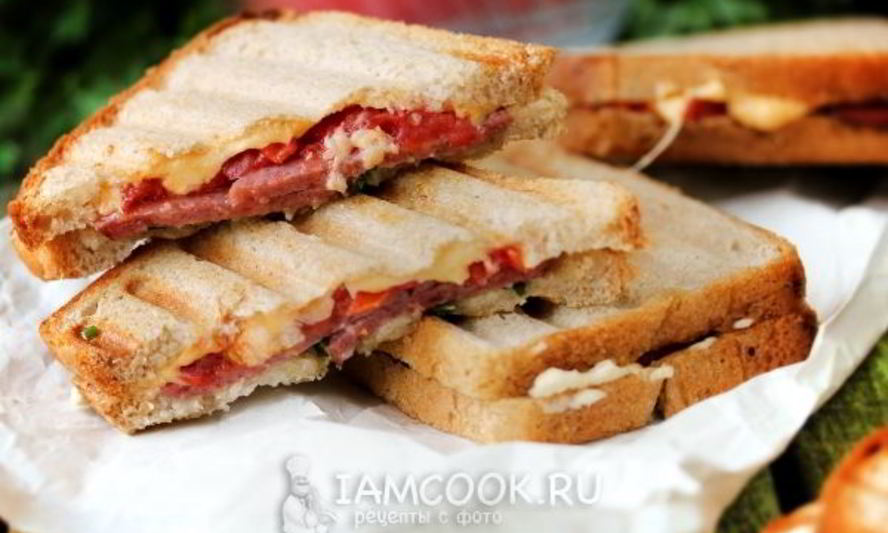 Рецепт горячих бутербродов с колбасой, сыром и помидорами