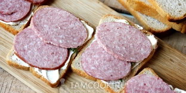 горячие бутерброды с колбасой, сыром и помидорами