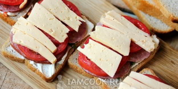 горячие бутерброды с колбасой, сыром и помидорами