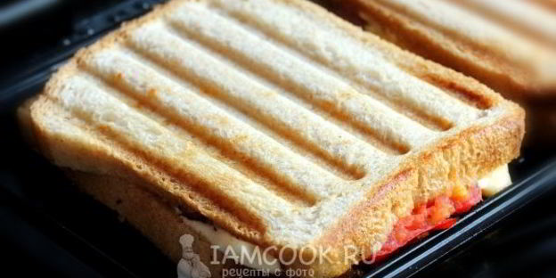 горячие бутерброды с колбасой, сыром и помидорами