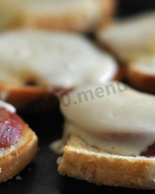 Горячие бутерброды с сосиской и сыром