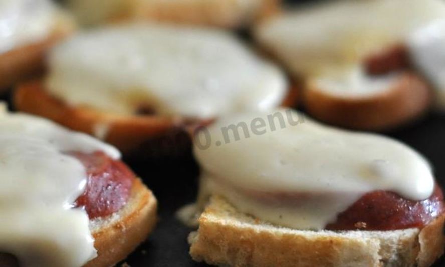 Рецепт горячих бутербродов с сосиской и сыром