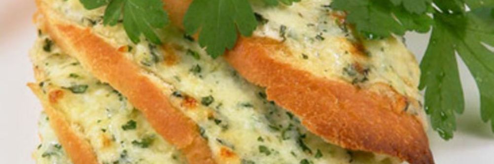 Горячие бутерброды с соусом и сыром