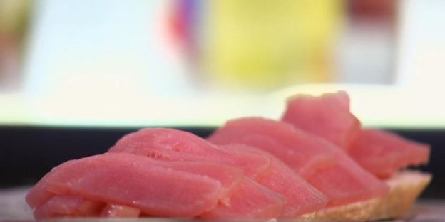 горячие бутерброды с тунцом и помидорами