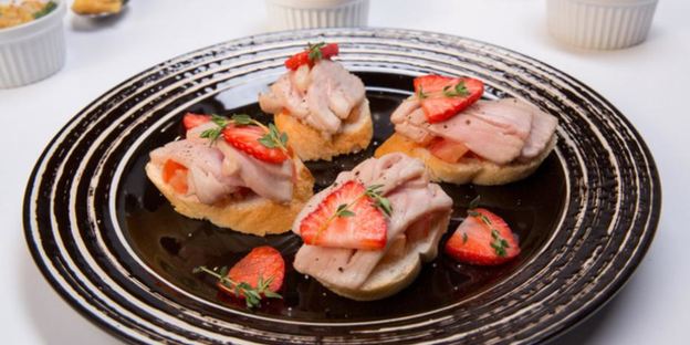 горячие бутерброды с тунцом и помидорами