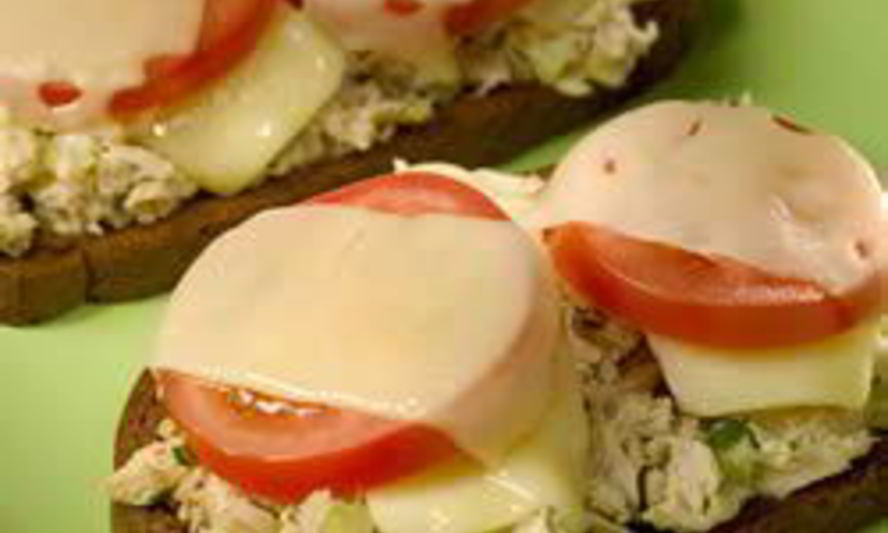 Рецепт горячих бутербродов с тунцом, сыром и помидорами