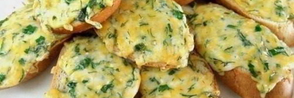 Горячие бутерброды с твердым сыром майонезом и чесноком