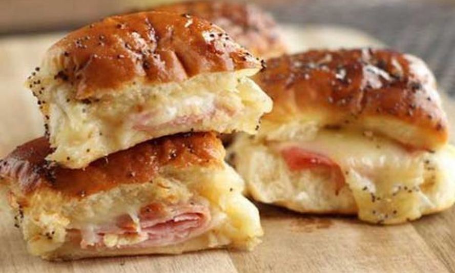 Рецепт горячих бутербродов с ветчиной и сыром в фольге