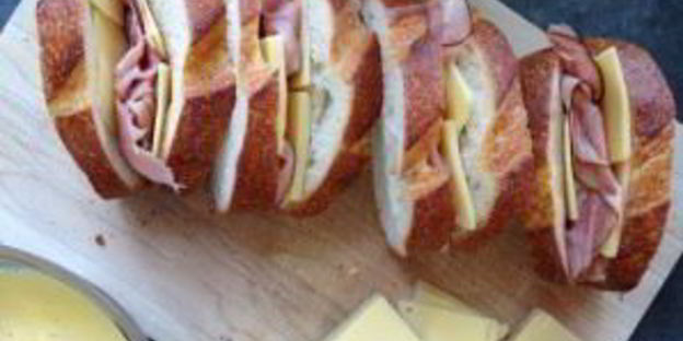 горячие бутерброды с ветчиной и сыром