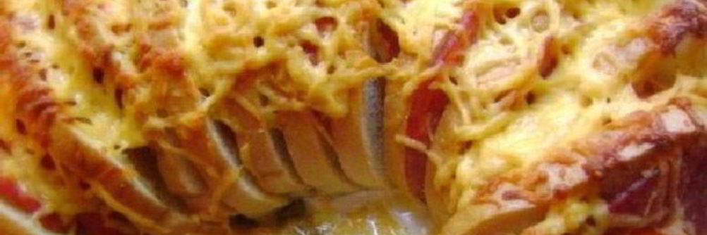 Горячие бутерброды веером с колбасой, помидорами и сыром