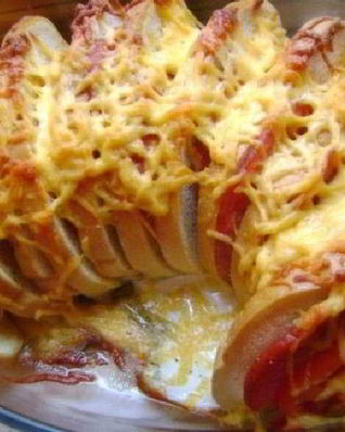 Горячие бутерброды веером с колбасой, помидорами и сыром