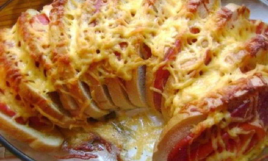 Рецепт горячих бутербродов веером с колбасой, помидорами и сыром