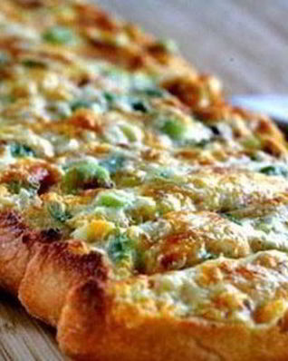 Горячий бутерброд с сыром, зеленью и чесноком