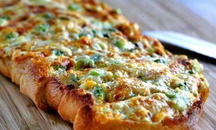 Рецепт горячего бутерброда с сыром, зеленью и чесноком