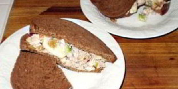 изысканный бутерброд с тунцом