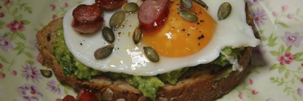 Хитрый бутерброд с авокадо и яичницей