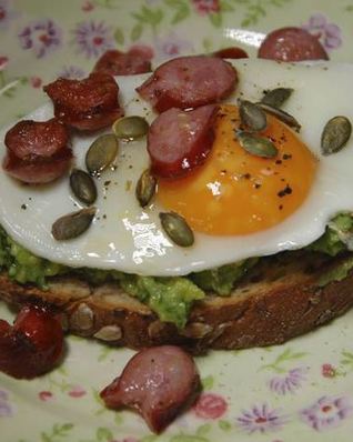 Хитрый бутерброд с авокадо и яичницей