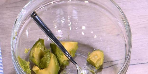 хитрый бутерброд с авокадо и яичницей