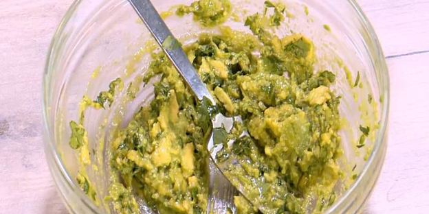 хитрый бутерброд с авокадо и яичницей