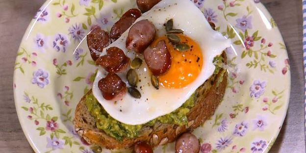 хитрый бутерброд с авокадо и яичницей