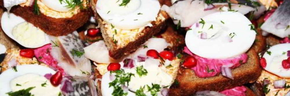 Хрустящие бутерброды с сельдью и яйцом