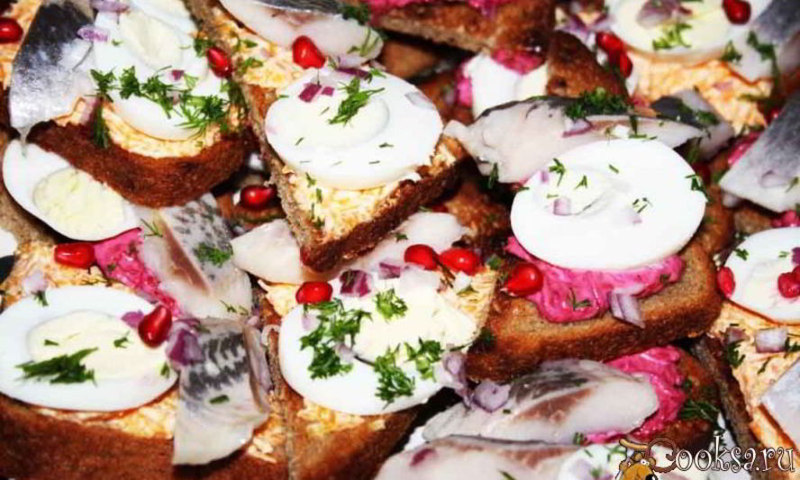 Рецепт хрустящих бутербродов с сельдью и яйцом