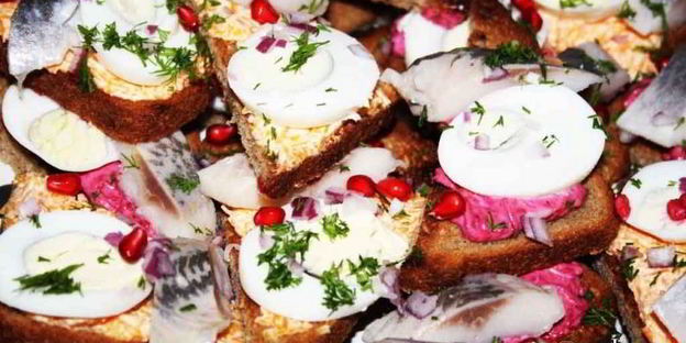 хрустящие бутерброды с сельдью и яйцом