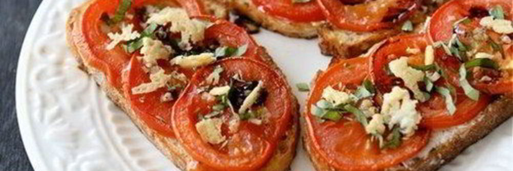 Хрустящие бутерброды с запеченными помидорами и сыром