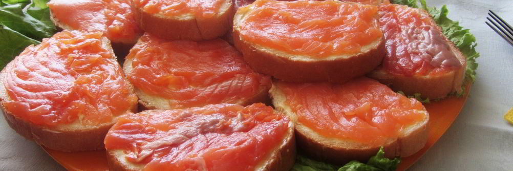 Классический бутерброд с красной рыбой и зеленью