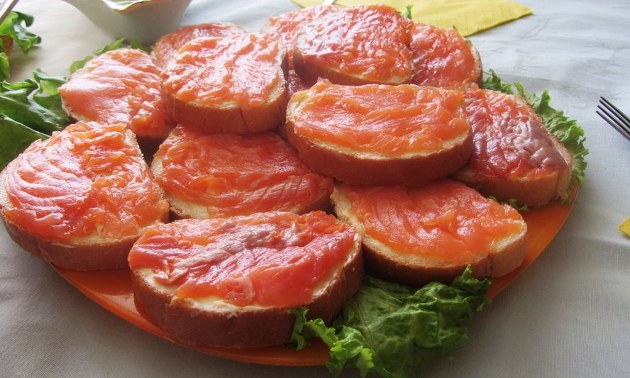 Рецепт классического бутерброда с красной рыбой и зеленью