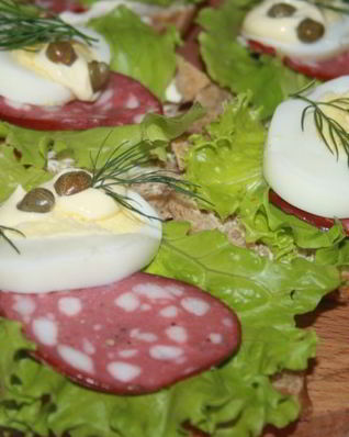 Колбасные бутерброды с яйцами и каперсами к завтраку