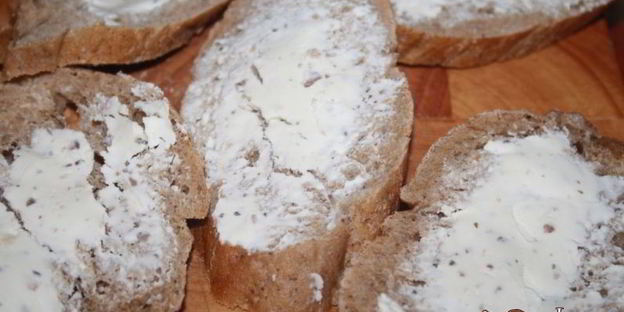 колбасные бутерброды с яйцами и каперсами к завтраку