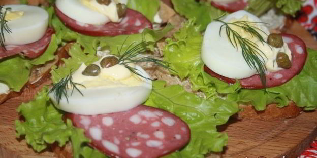 колбасные бутерброды с яйцами и каперсами к завтраку