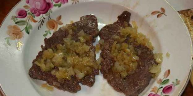 курица с печенью под ананасом и мясной бутерброд