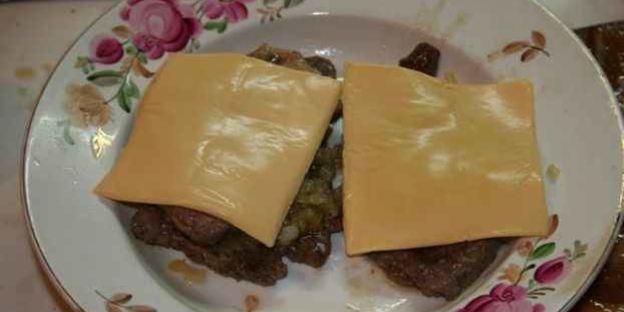 курица с печенью под ананасом и мясной бутерброд