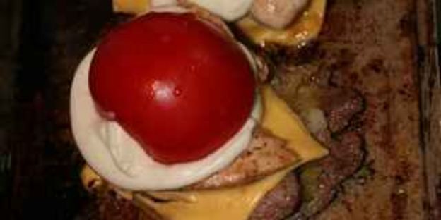 курица с печенью под ананасом и мясной бутерброд