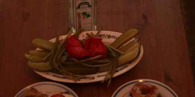 курица с печенью под ананасом и мясной бутерброд