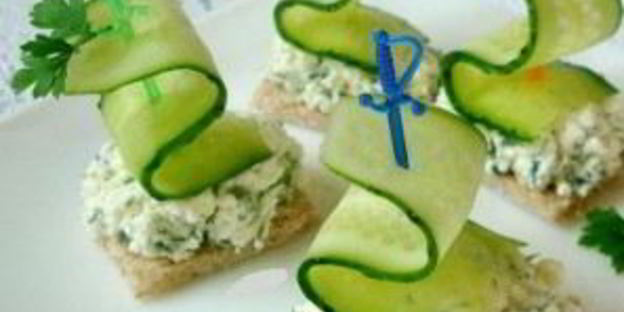 маленькие бутерброды на шпажках