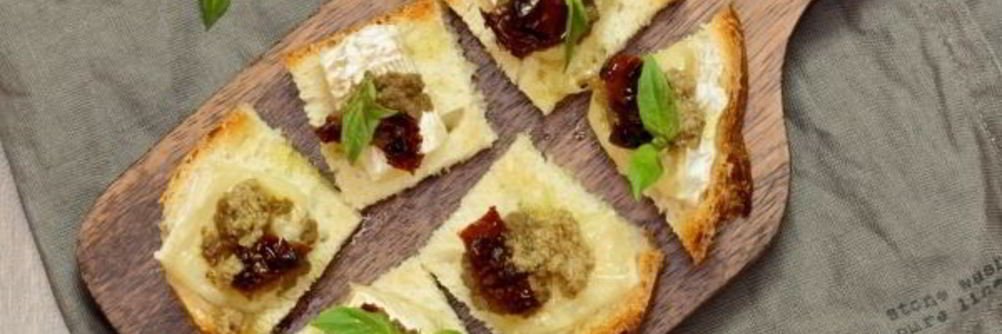 Мини-бутерброды с бри, тапенадой и вялеными помидорами