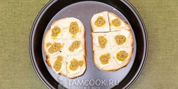 мини-бутерброды с бри, тапенадой и вялеными помидорами