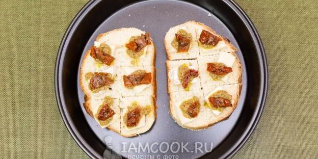 мини-бутерброды с бри, тапенадой и вялеными помидорами