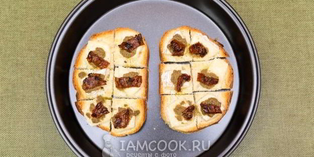 мини-бутерброды с бри, тапенадой и вялеными помидорами