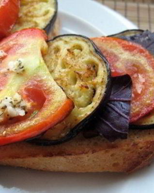 Острый бутерброд с обжаренным баклажаном и помидором